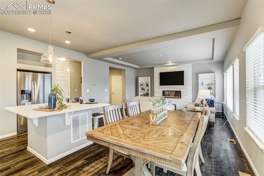 Image 11 of 50: Dining Area