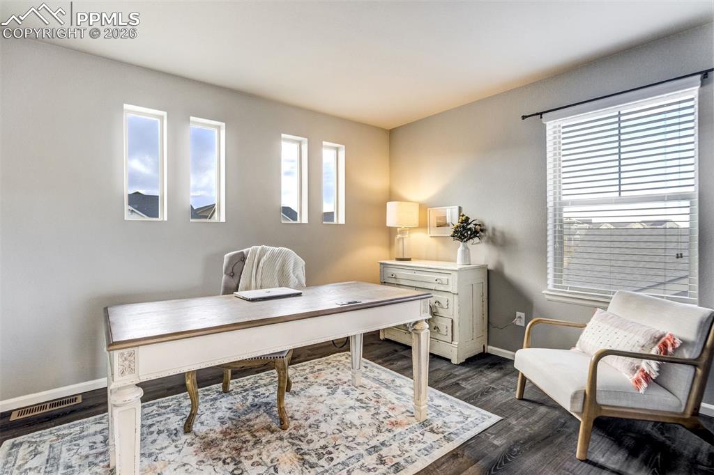 Image 17 of 50: Office