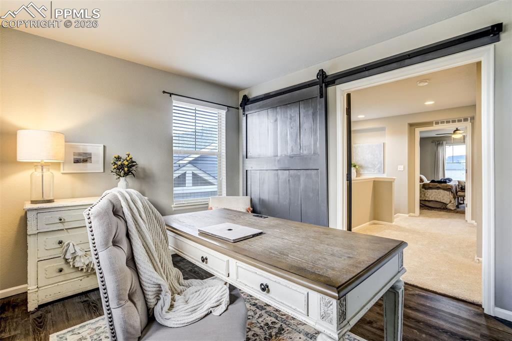 Image 18 of 50: Office