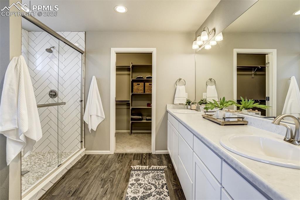 Image 22 of 50: Bathroom