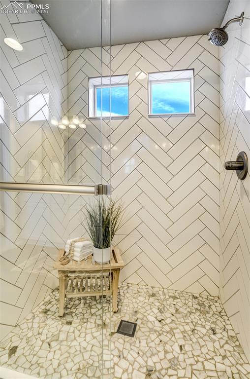 Image 24 of 50: Bathroom