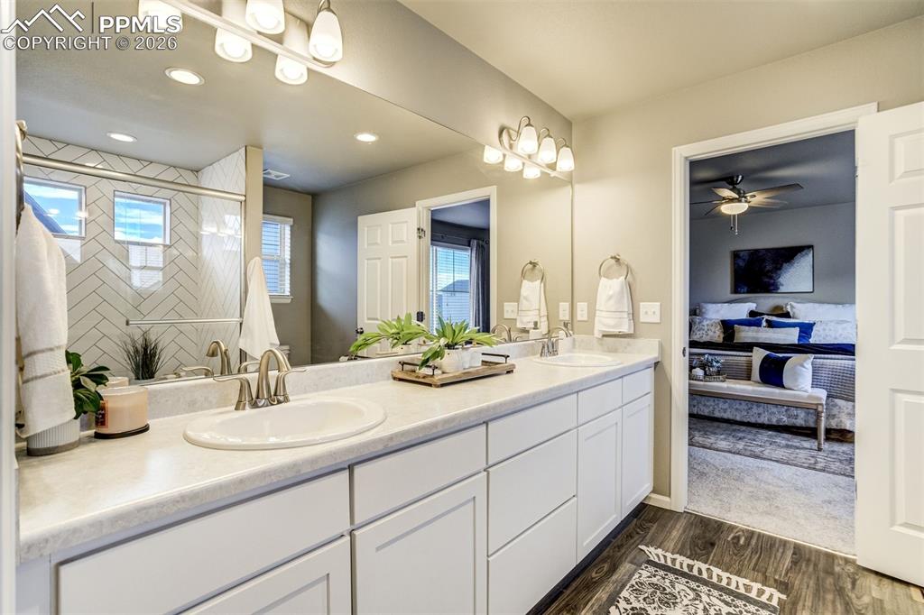 Image 25 of 50: Bathroom