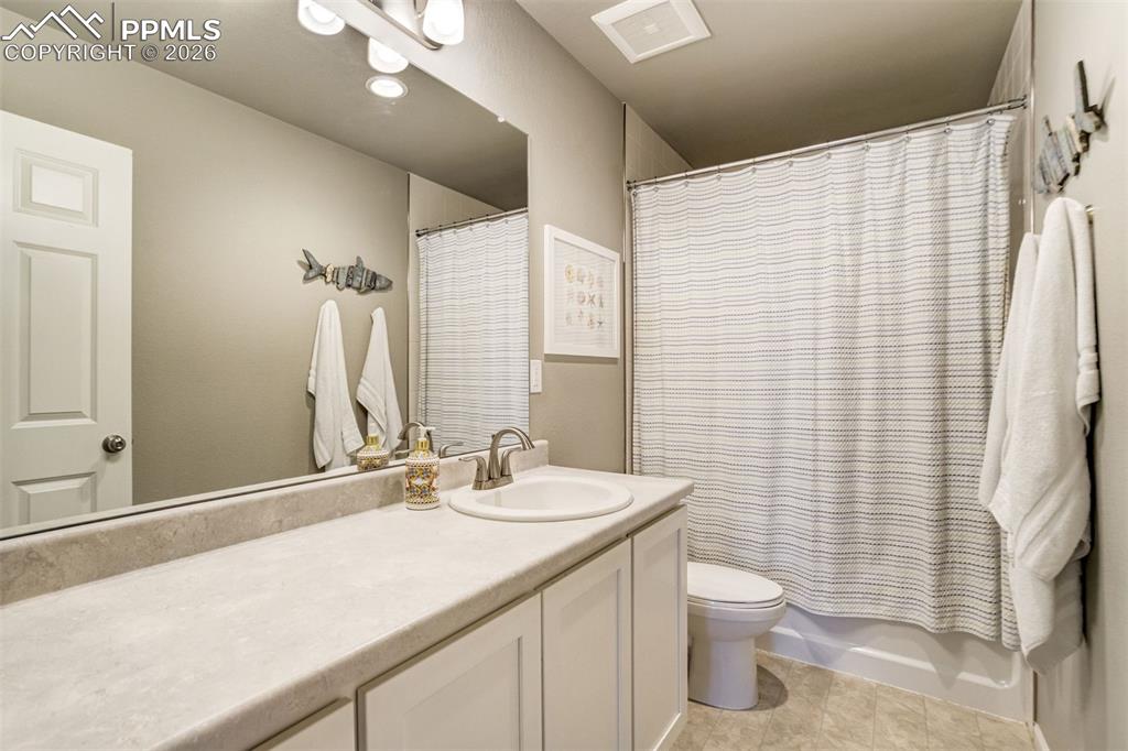 Image 31 of 50: Bathroom