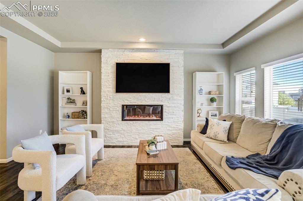 Image 4 of 50: Living Room