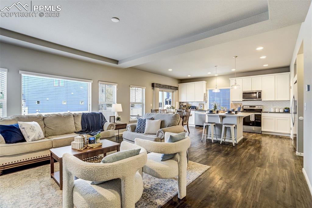 Image 5 of 50: Living Room