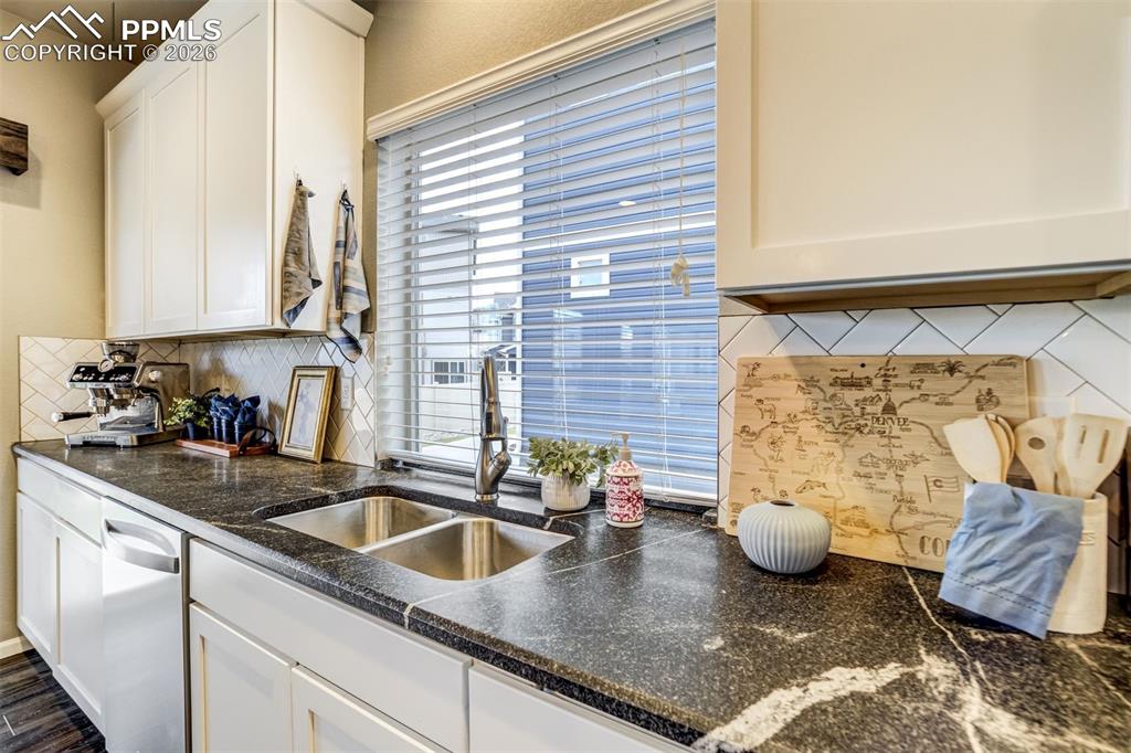 Image 8 of 50: Kitchen