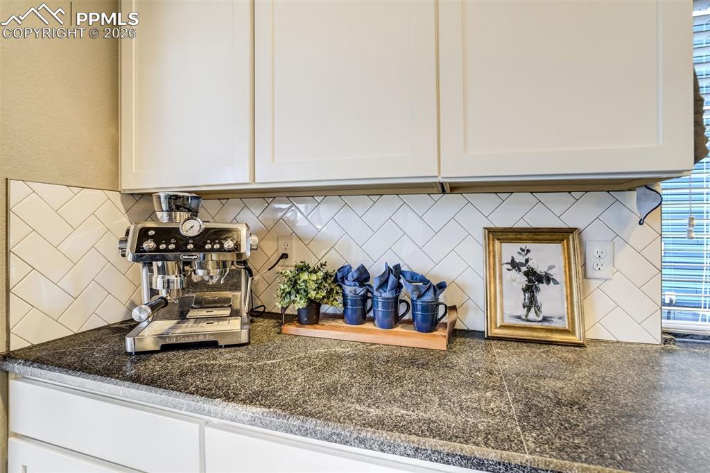 Image 9 of 50: Kitchen