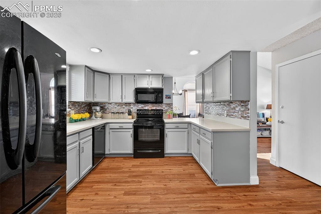 Image 13 of 26: Kitchen