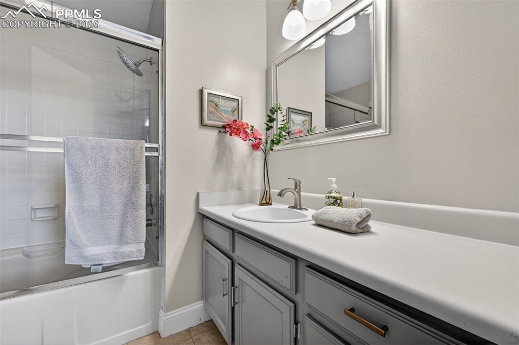 Image 20 of 26: Bathroom