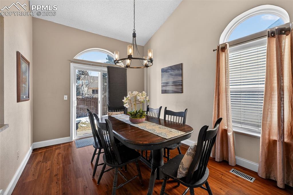 Image 4 of 26: Dining Area