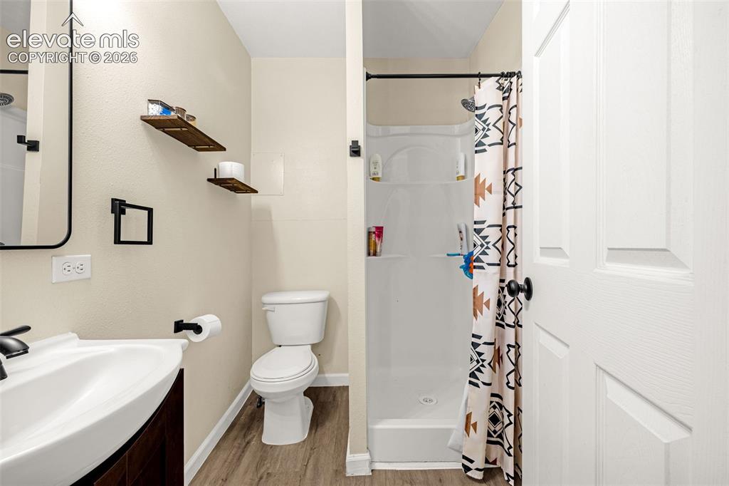 Image 19 of 37: Bathroom