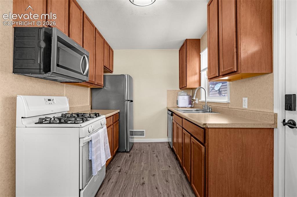 Image 8 of 37: Kitchen