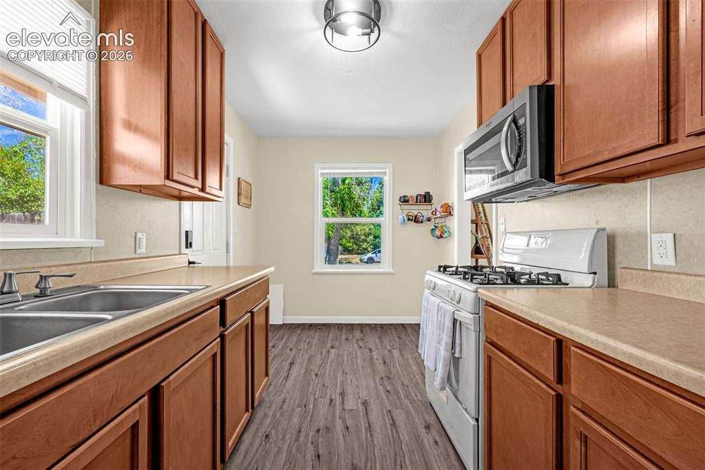 Image 9 of 37: Kitchen