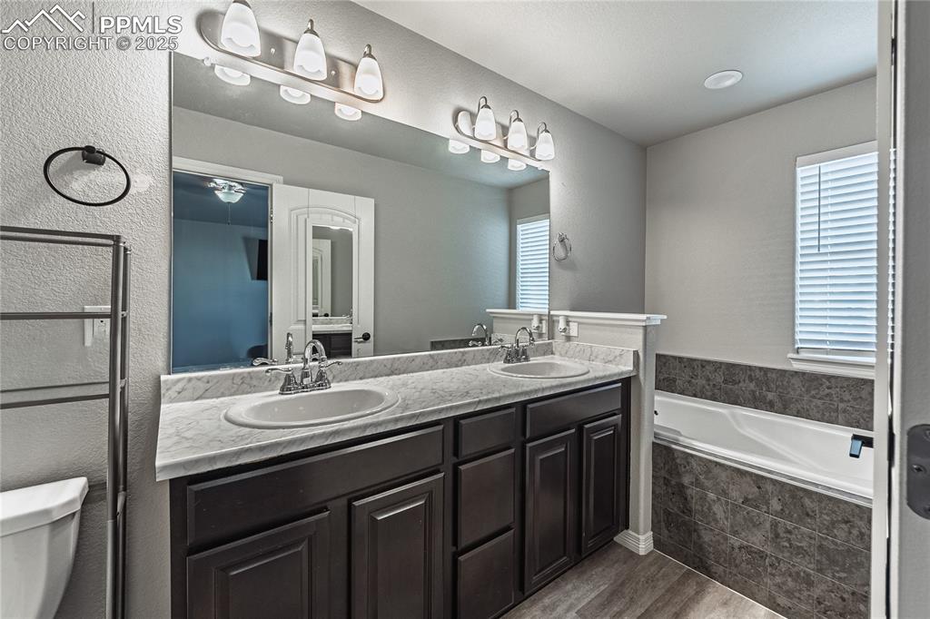 Image 18 of 33: Bathroom