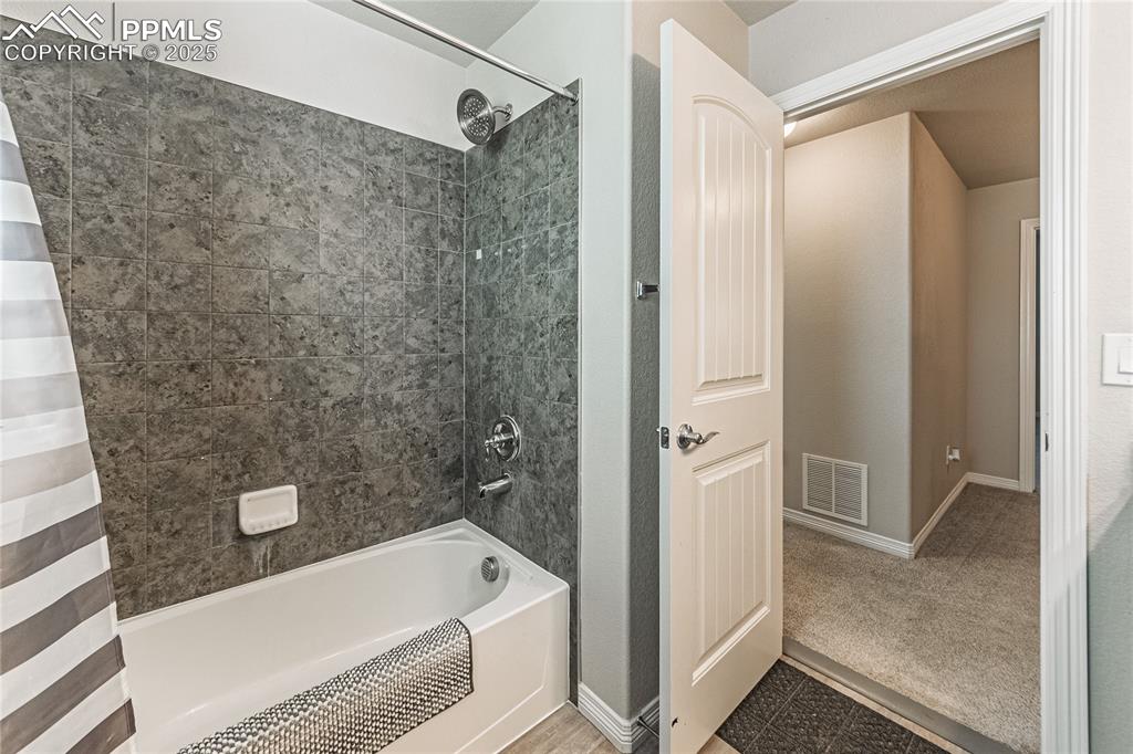 Image 24 of 33: Bathroom