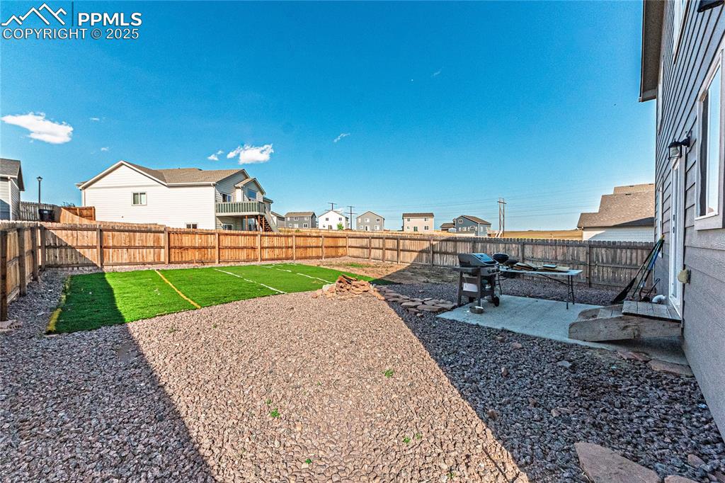 Image 31 of 33: Yard