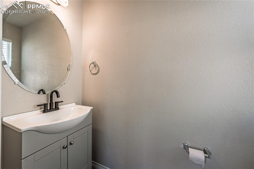 Image 4 of 33: Bathroom