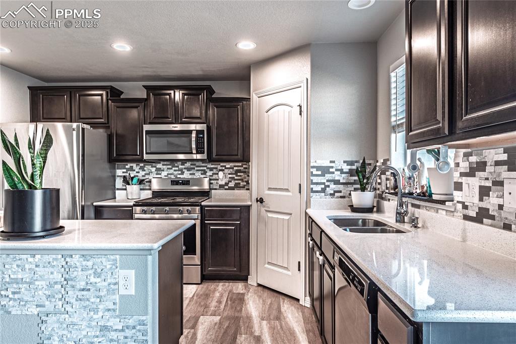 Image 7 of 33: Kitchen