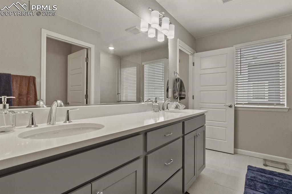 Image 15 of 22: Bathroom