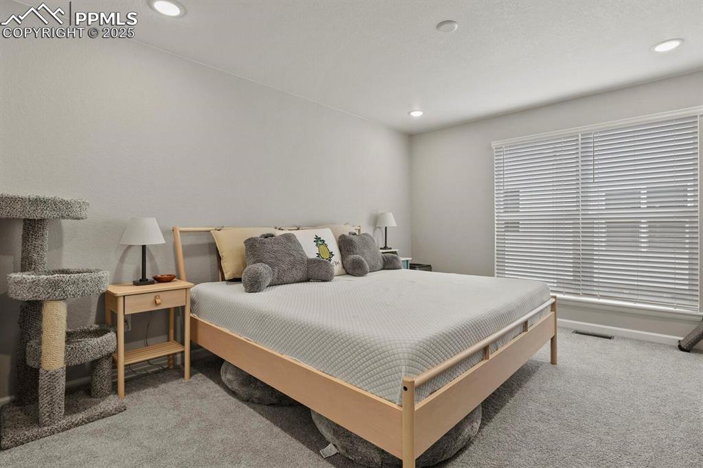 Image 18 of 22: Bedroom