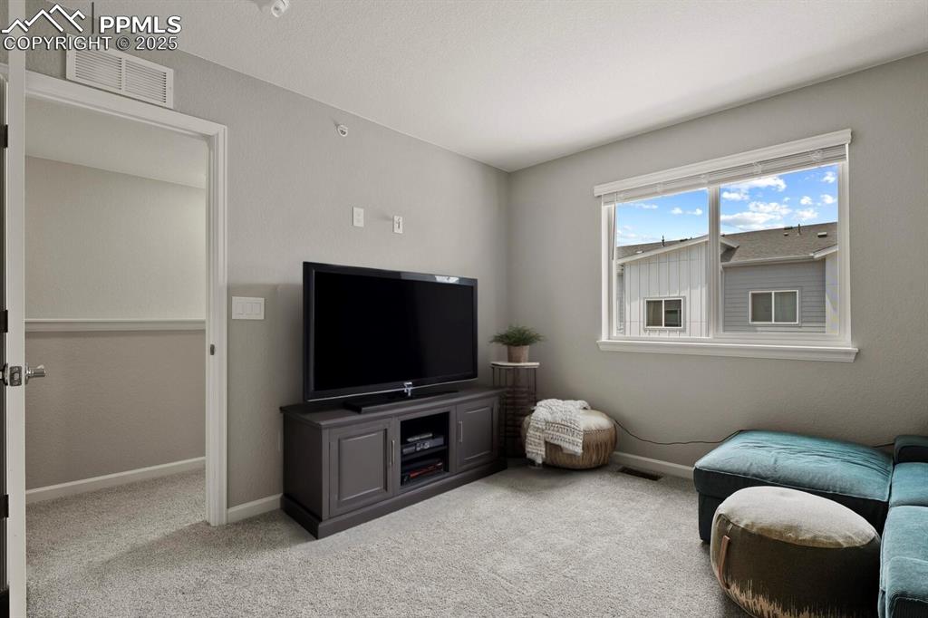 Image 19 of 22: Bedroom