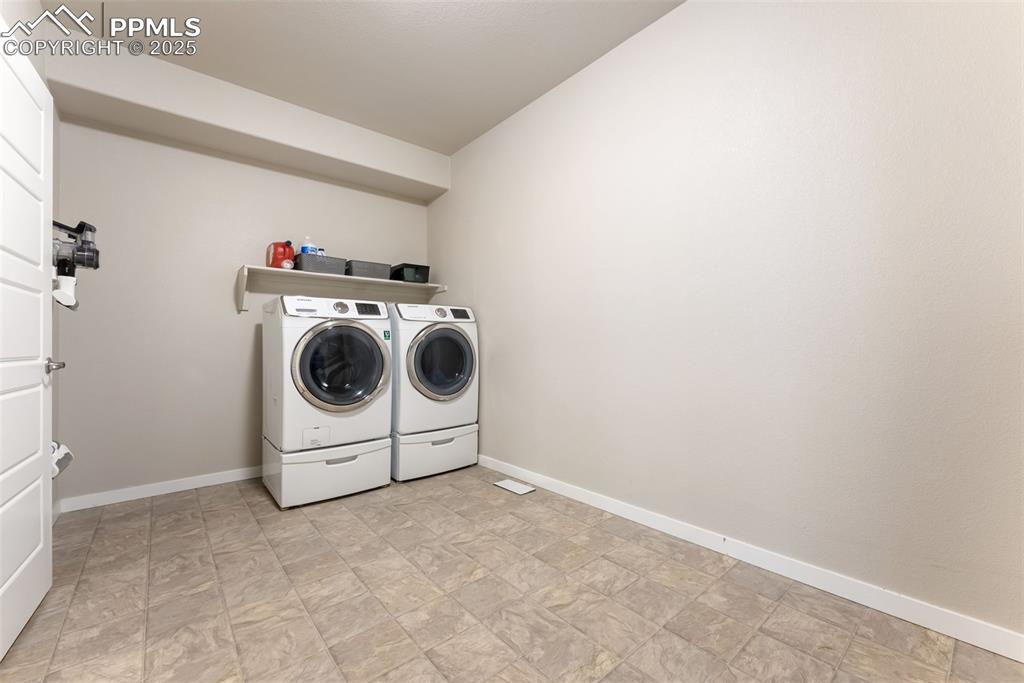 Image 14 of 50: Laundry