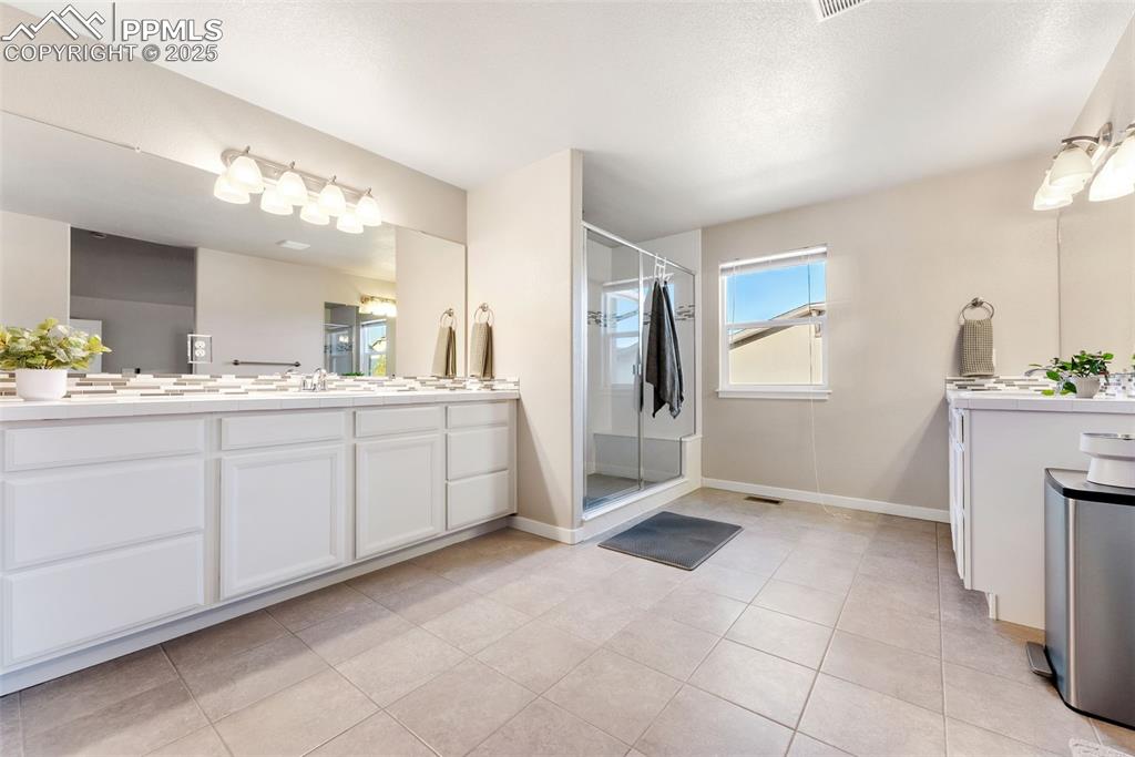 Image 17 of 50: Bathroom