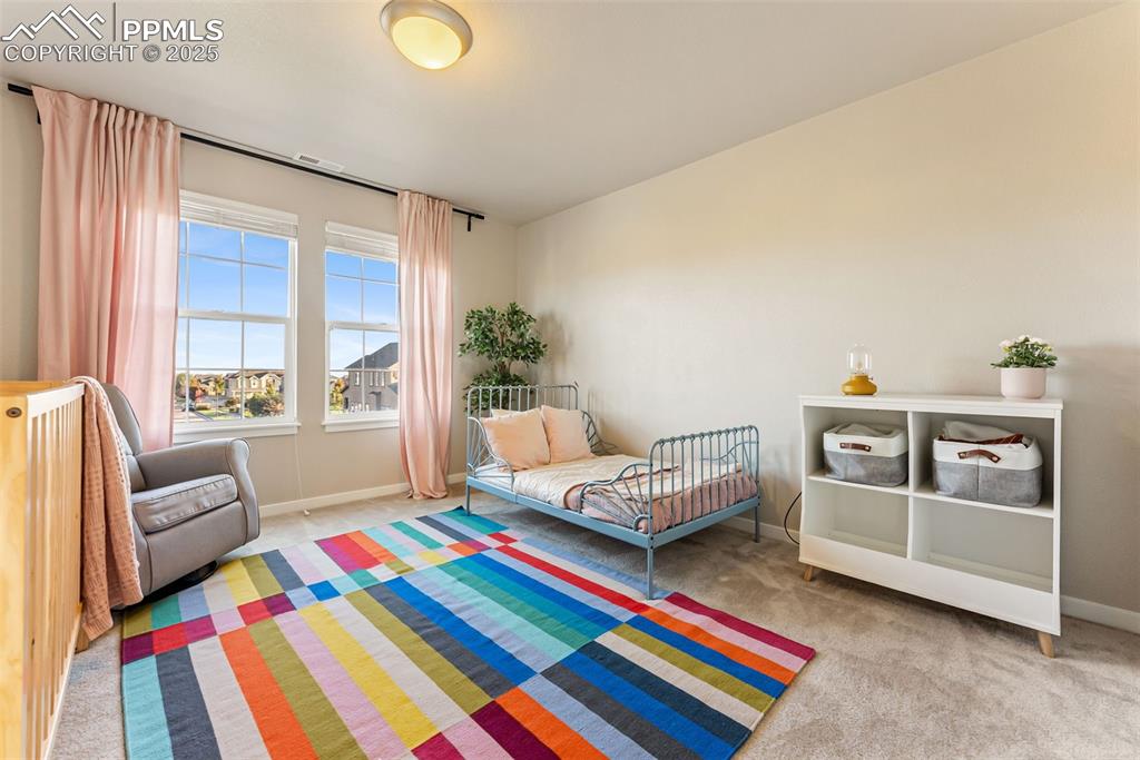 Image 19 of 50: Bedroom