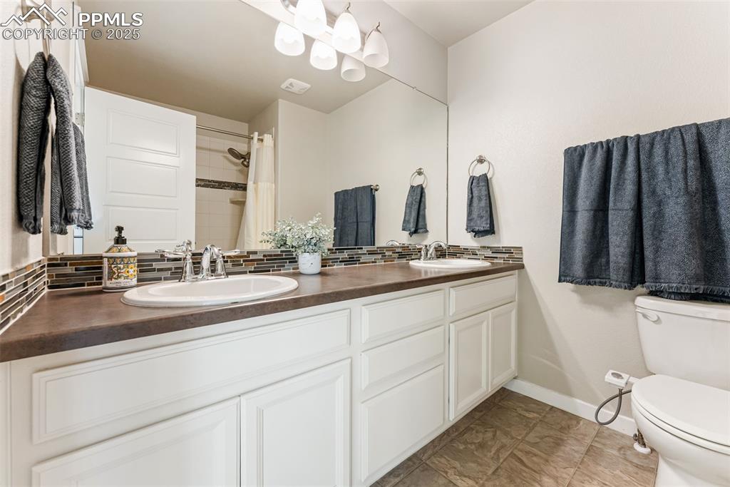 Image 21 of 50: Bathroom