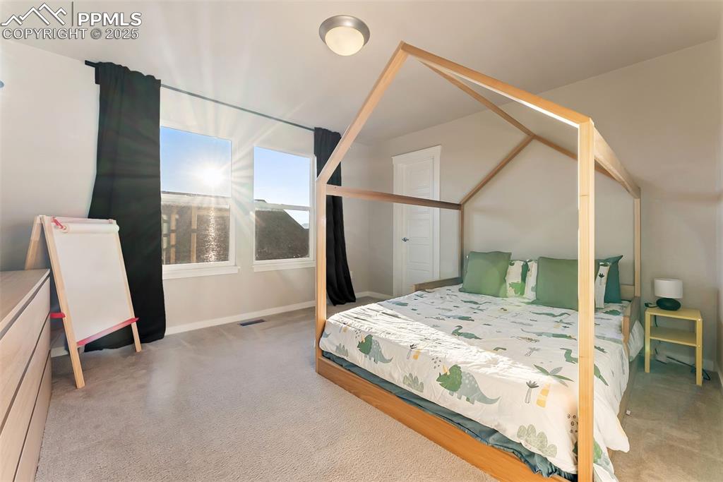 Image 22 of 50: Bedroom