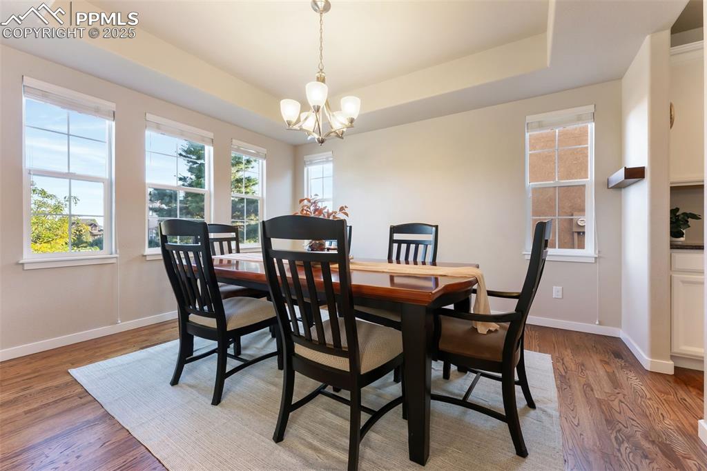 Image 3 of 50: Dining Area