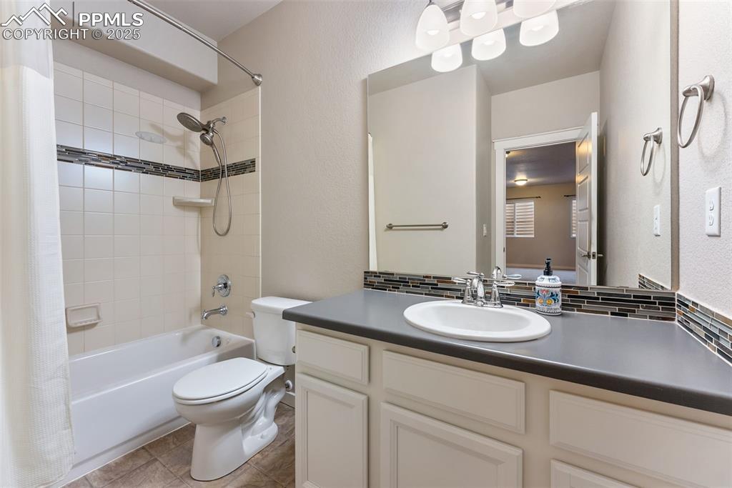 Image 35 of 50: Bathroom