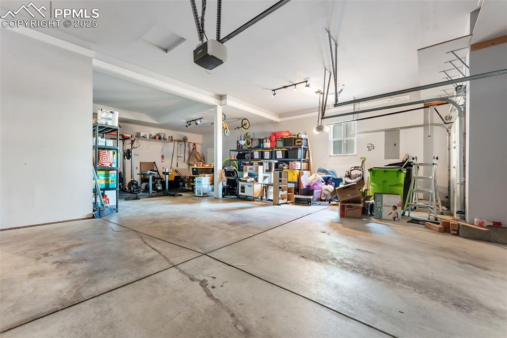 Image 36 of 50: Garage