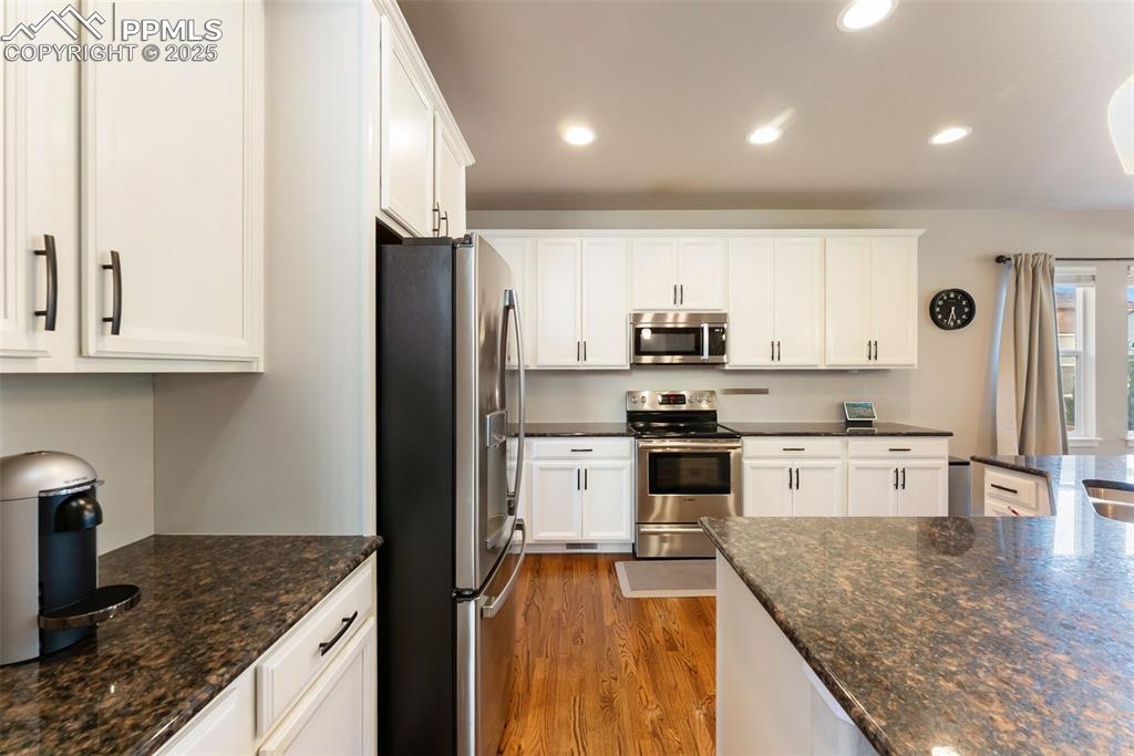 Image 5 of 50: Kitchen