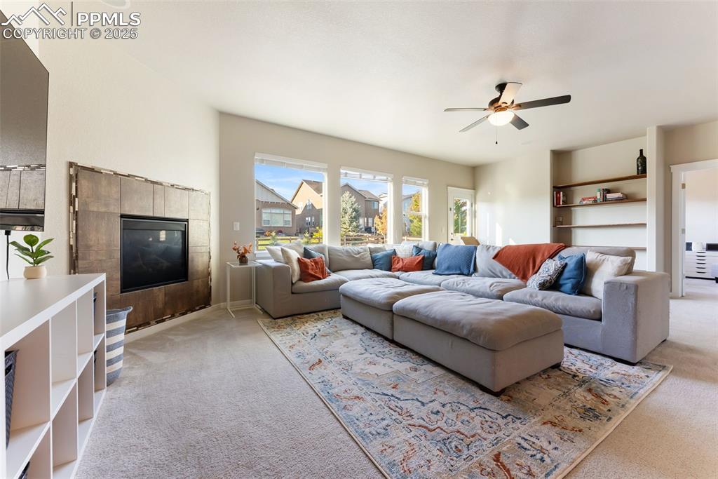 Image 8 of 50: Living Room