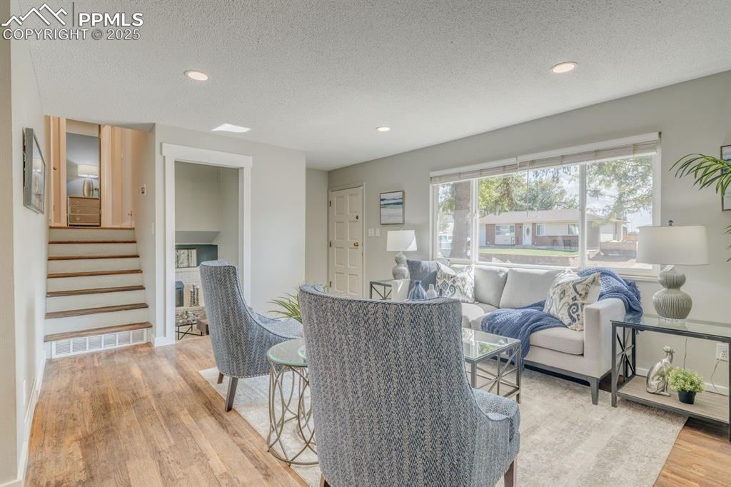 Image 2 of 47: Livingroom facing the front door
