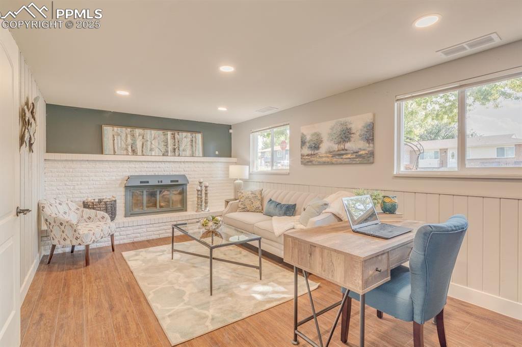 Image 25 of 47: Great living space.