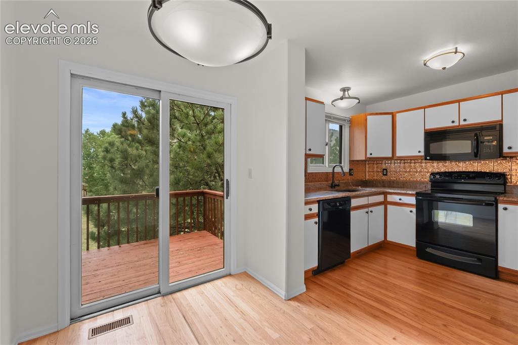 Image 4 of 43: Kitchen