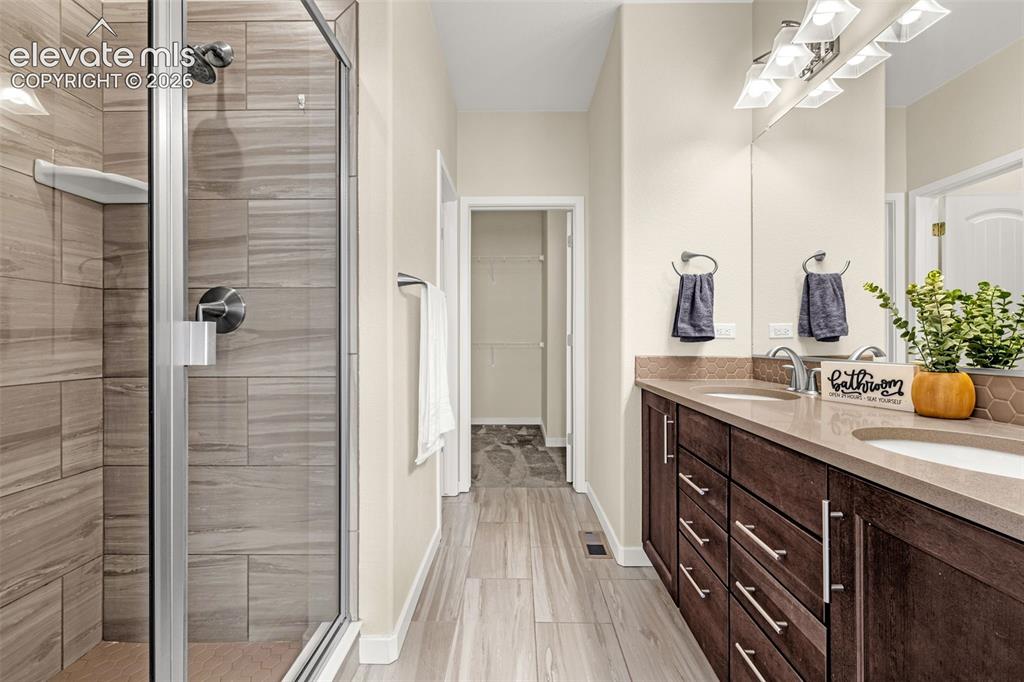 Image 14 of 36: Bathroom