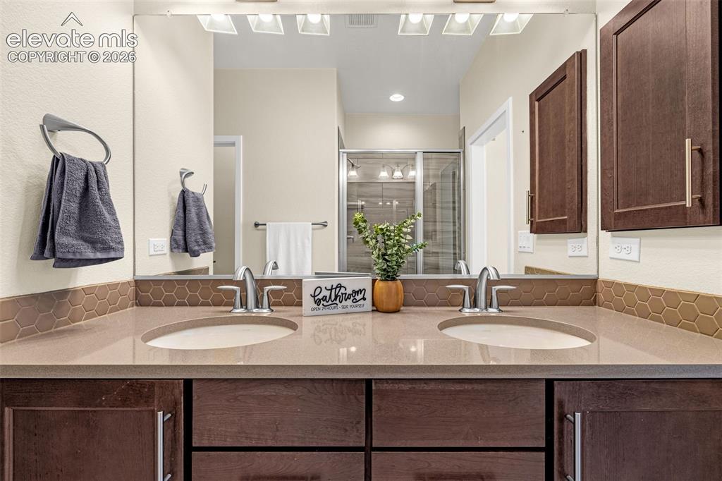 Image 15 of 36: Bathroom
