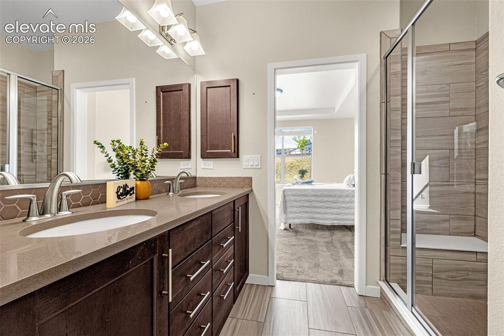Image 16 of 36: Bathroom