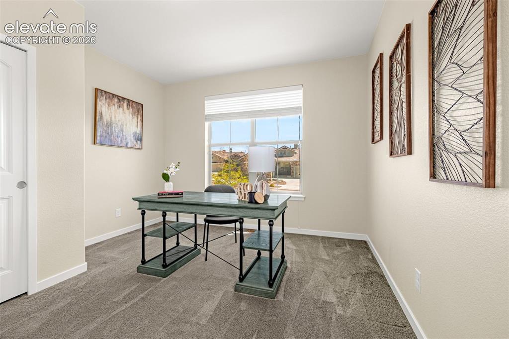 Image 19 of 36: Office