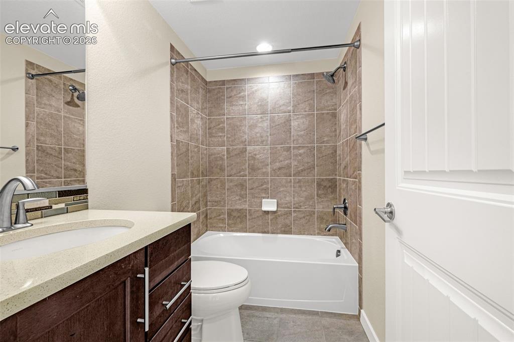 Image 29 of 36: Ensuite Bath