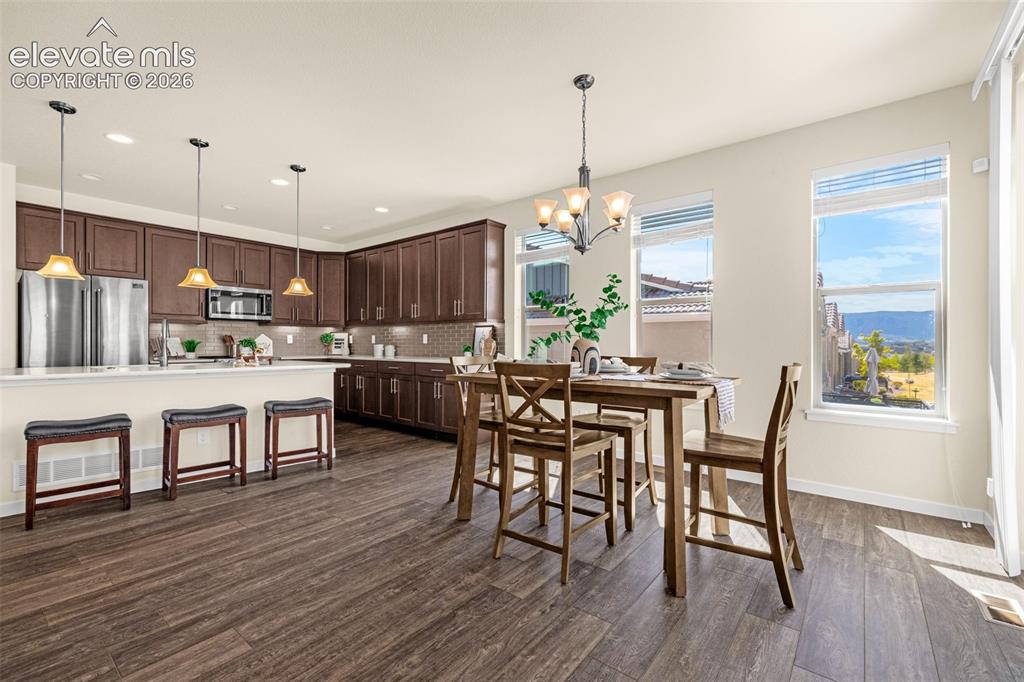 Image 7 of 36: Dining Area