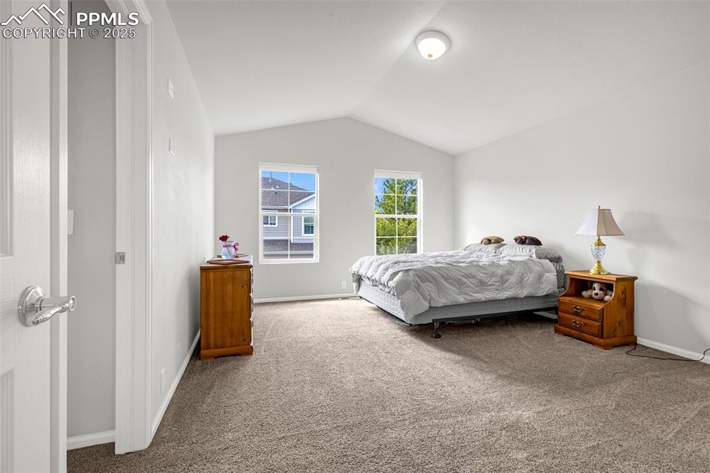 Image 16 of 34: Bedroom