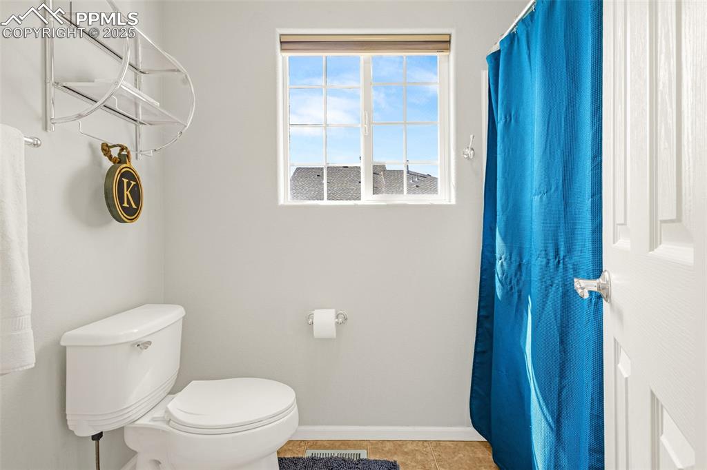 Image 19 of 34: Bathroom