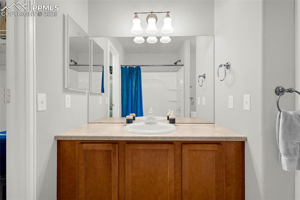 Image 21 of 34: Bathroom