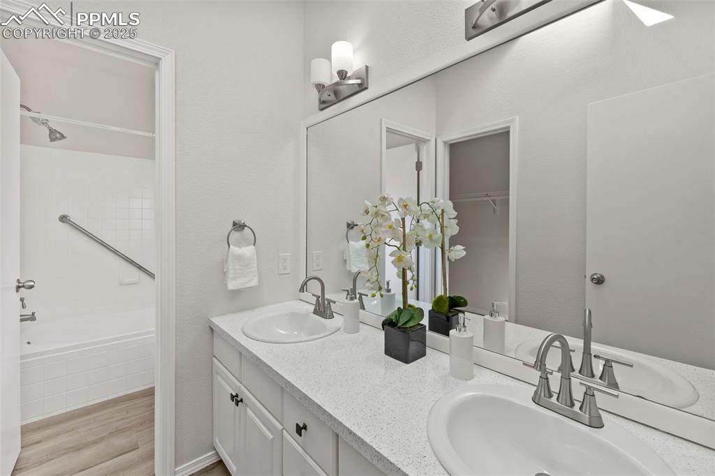 Image 16 of 39: Full Bathroom