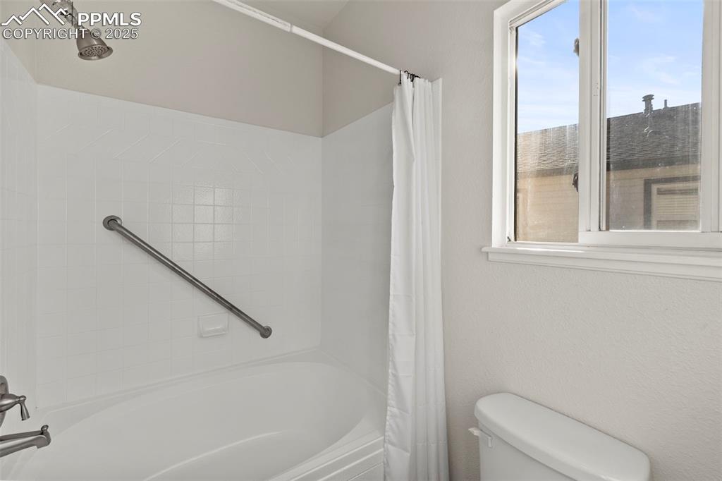 Image 17 of 39: Full Bathroom
