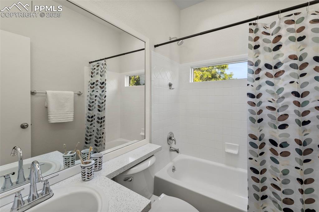 Image 21 of 39: Full Bathroom